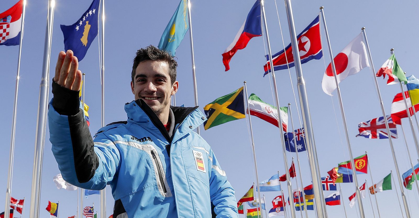 Javier Fernández posa en la villa olímpica de Pyeongchang