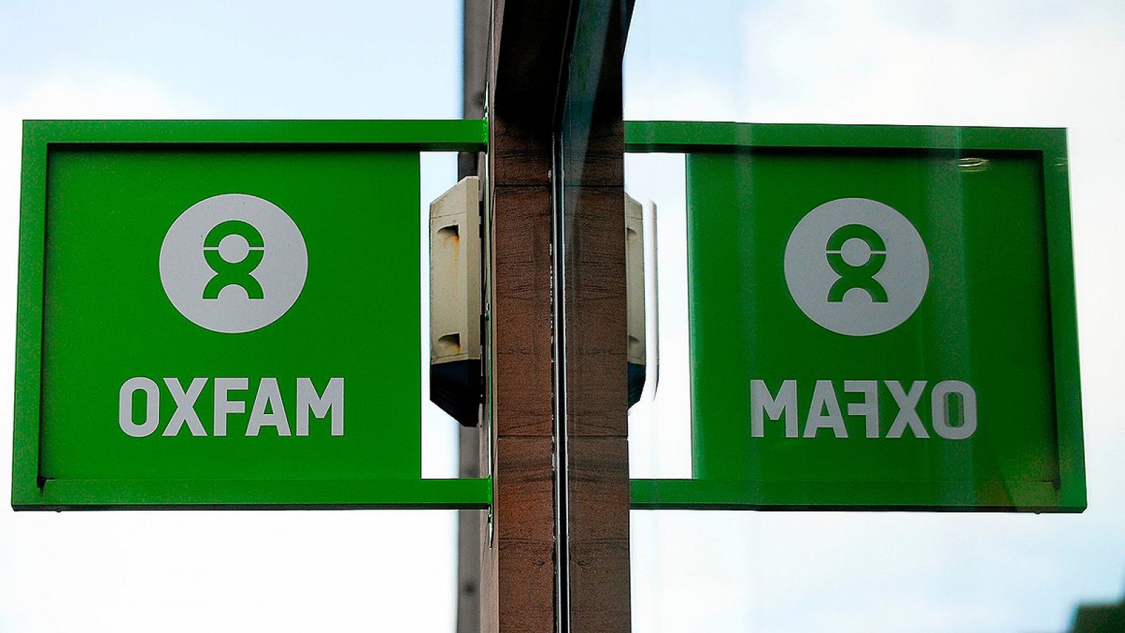 Logo de Oxfam en Glasgow, Reino Unido.