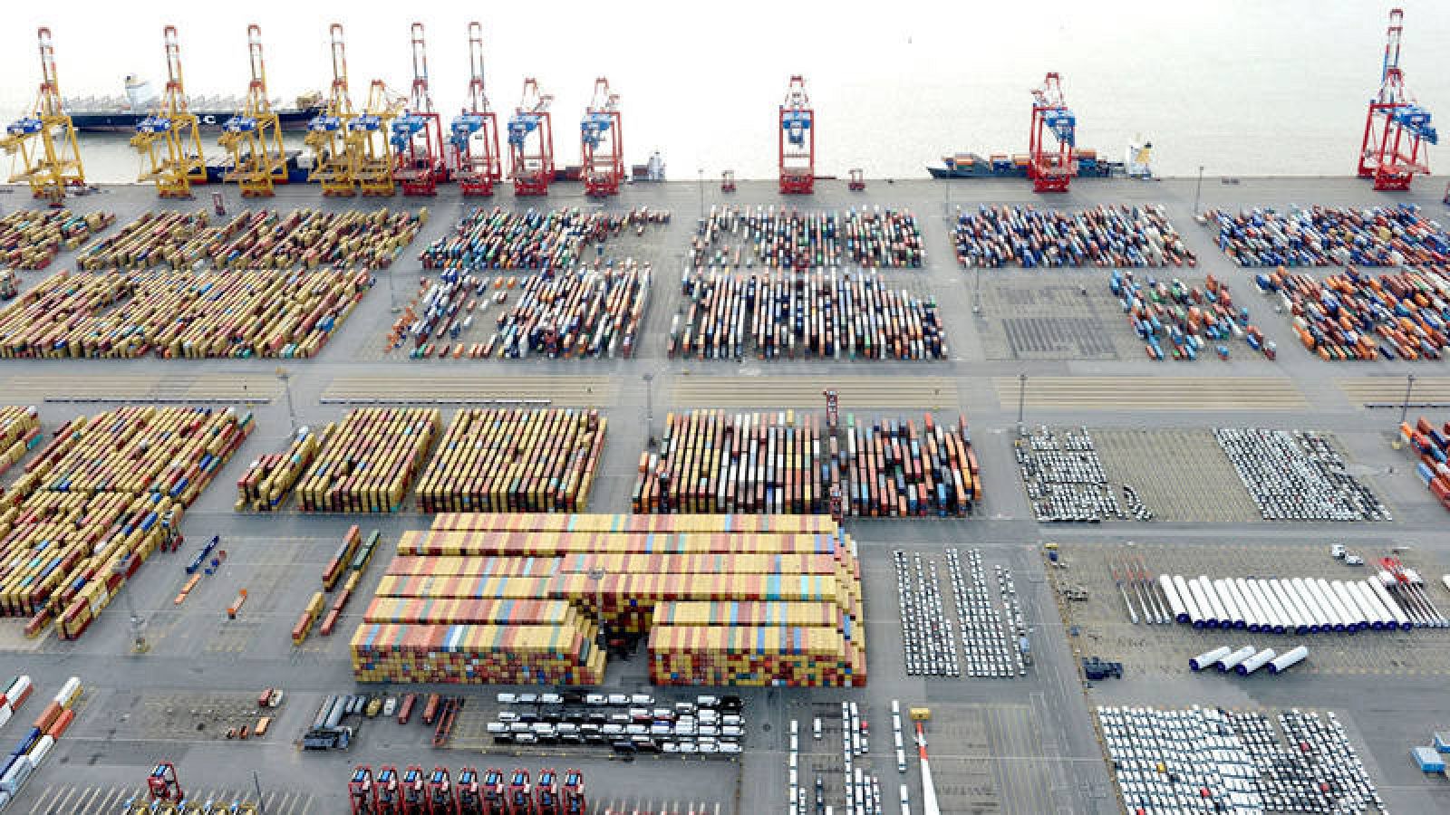 Vehículos y contenedores en la terminal de carga del puerto alemán de Bremerhaven