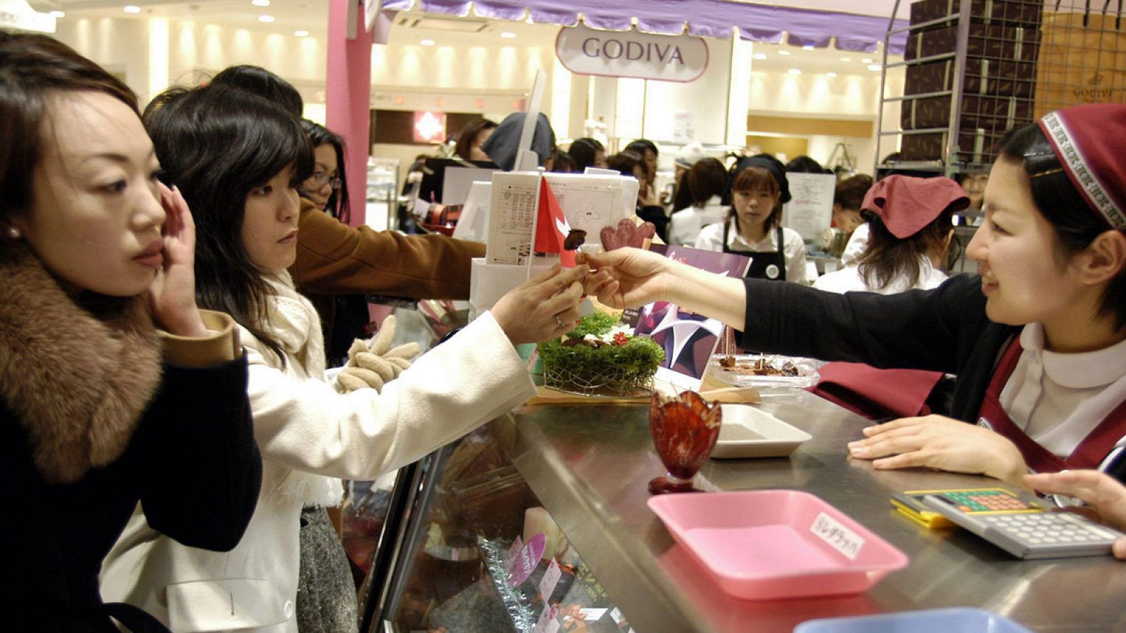 Unas japonesas compran chocolate en unos grandes almacenes