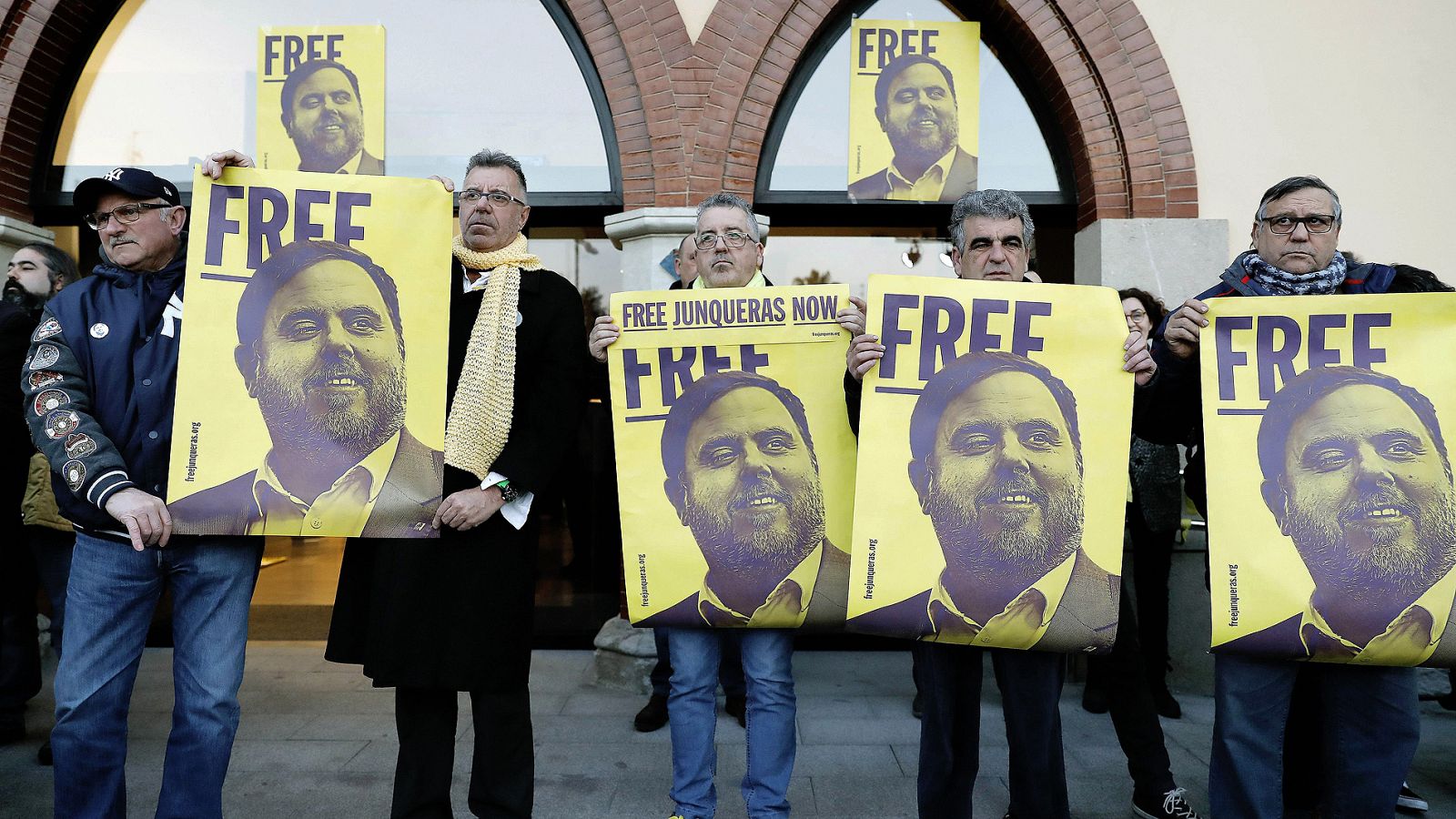 Cientos de ciudadanos de Sant Vicenç dels Horts (Barcelona), piden la libertad de Oriol Junqueras