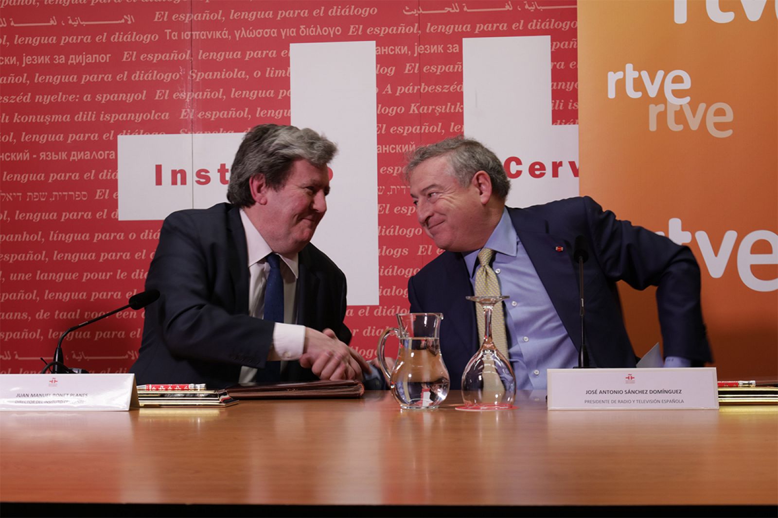 Juan Manuel Bonet, director del Instituto Cevantes, y José Antonio Sánchez, presidente de RTVE, en la firma del convenio
