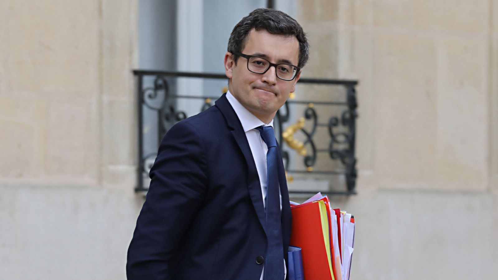 El ministro francés de Hacienda, Gérald Darmanin, saliendo del palacio del Elíseo