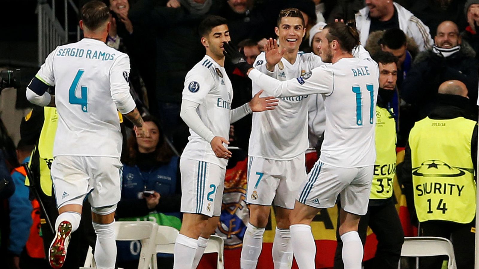 Los jugadores del Madrid celebran uno de los goles de Cristiano Ronaldo.