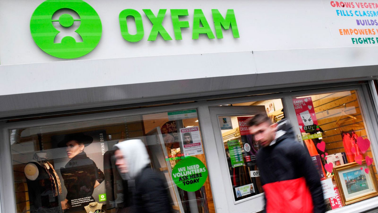 Peatones pasan delante de una tienda Oxfam en Londres