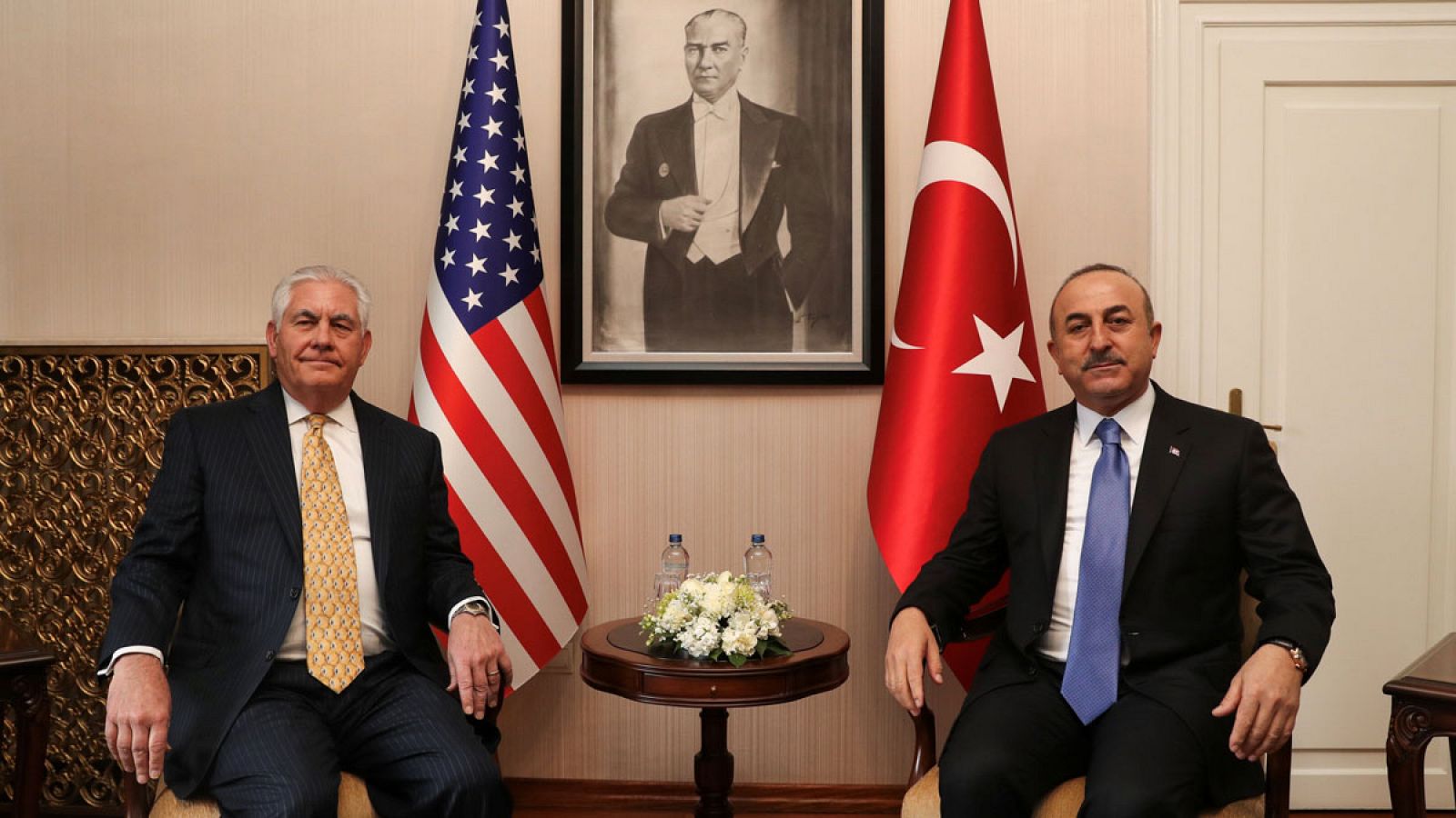 Reunión en Ankara entre el ministro de Exteriores de Turquía, Mevlut Cavusoglu, y el secretario de Estado de EE.UU., Rex Tillerson