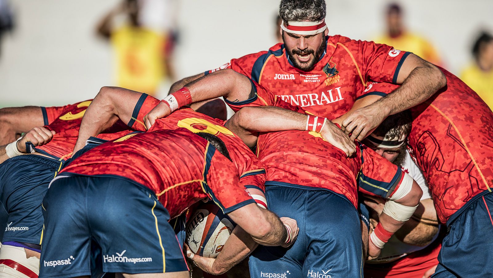 Los jugadores de la selección española de rugby forman un maul en el partido contra Canadá de 2017