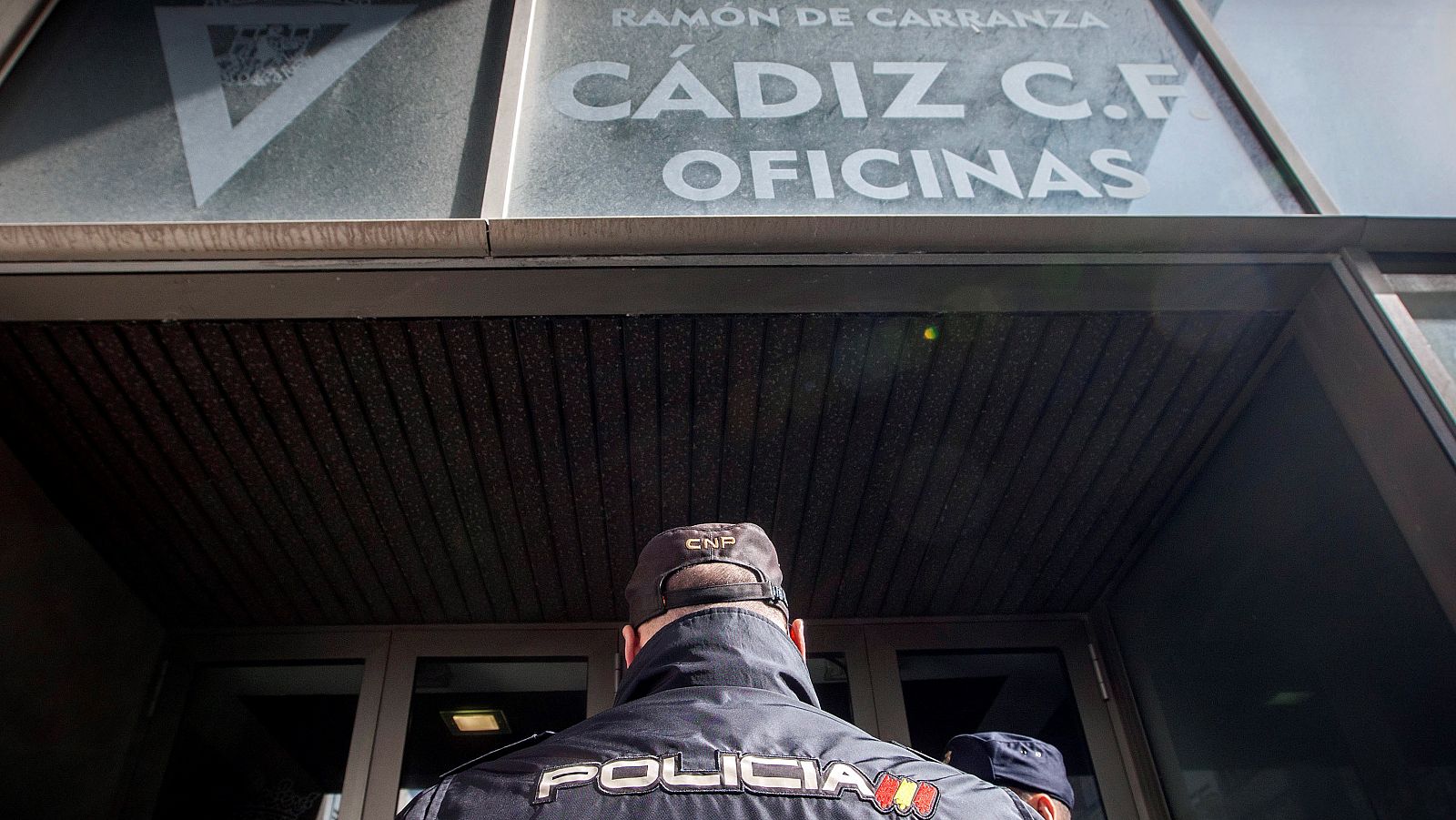 Imagen del registro de las oficinas del Cádiz por la Policía Nacional.