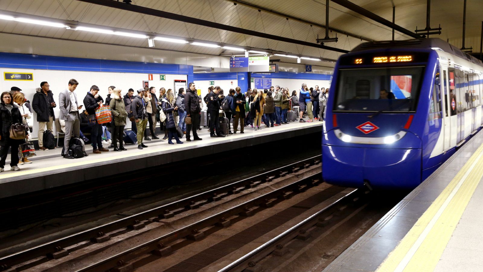 Imagen de un tren de la red de Metro de Madrid