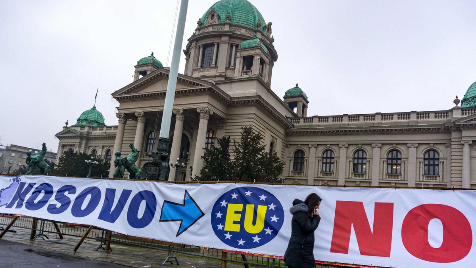 Una pancarta en contra de Kosovo colocada delante de la Asamblea Nacional serbia en Belgrado