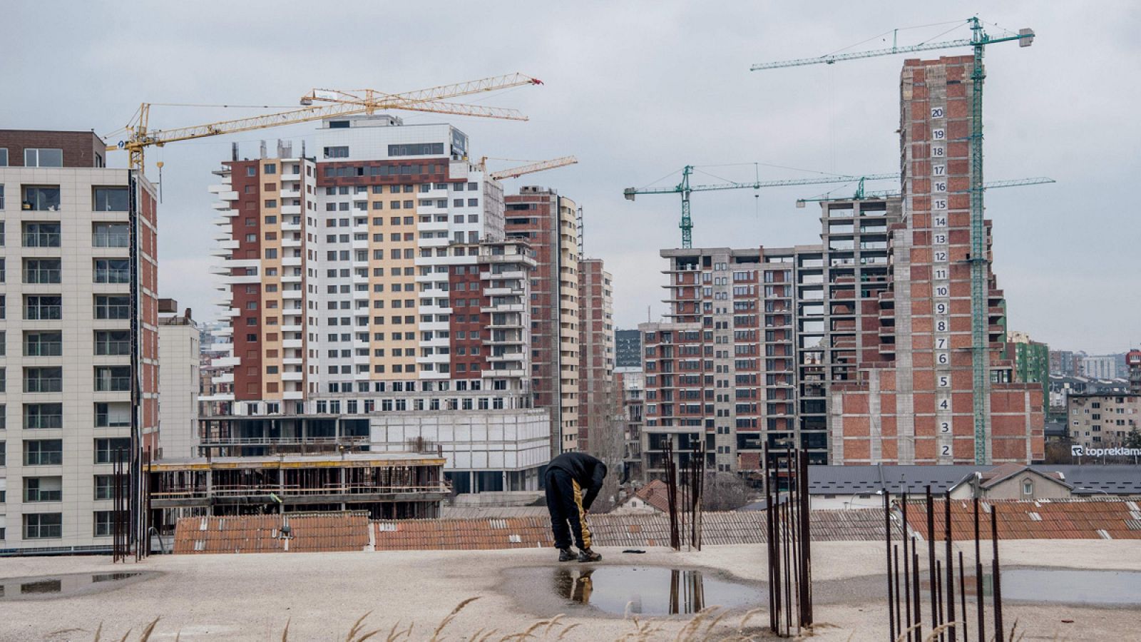 Edificios en construcción en Pristina, capital de Kosovo