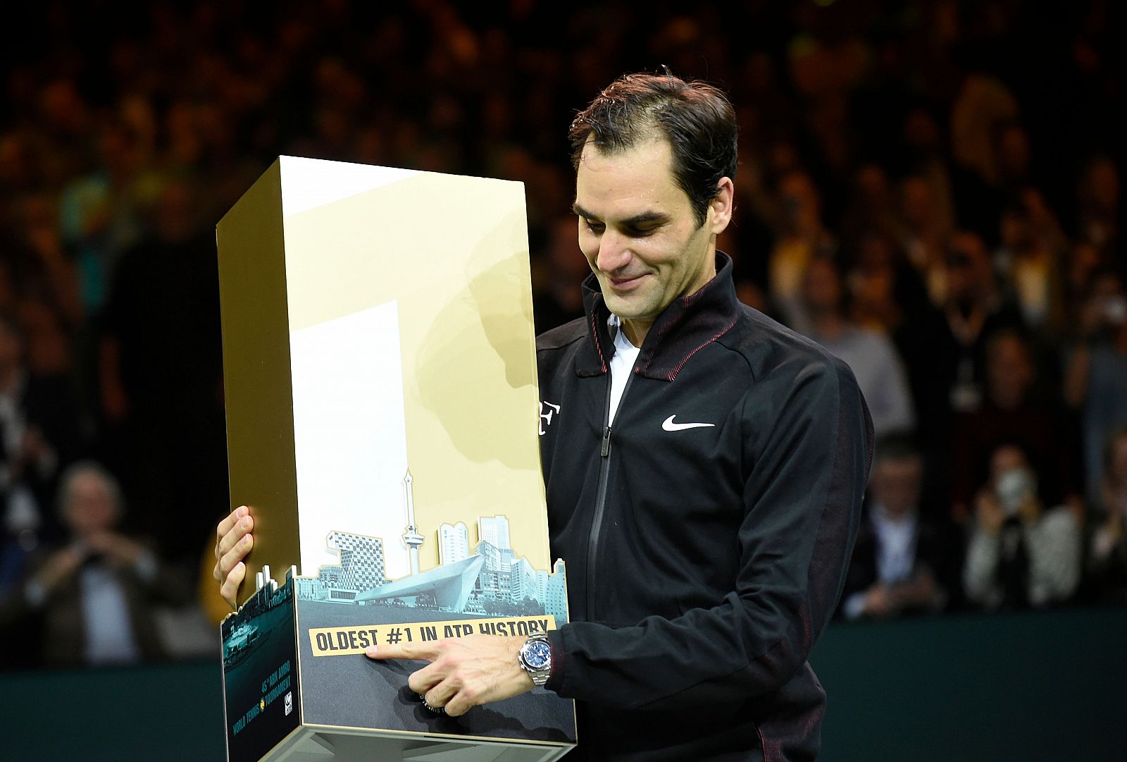 Roger Federer posa con su número uno a sus 36 años.