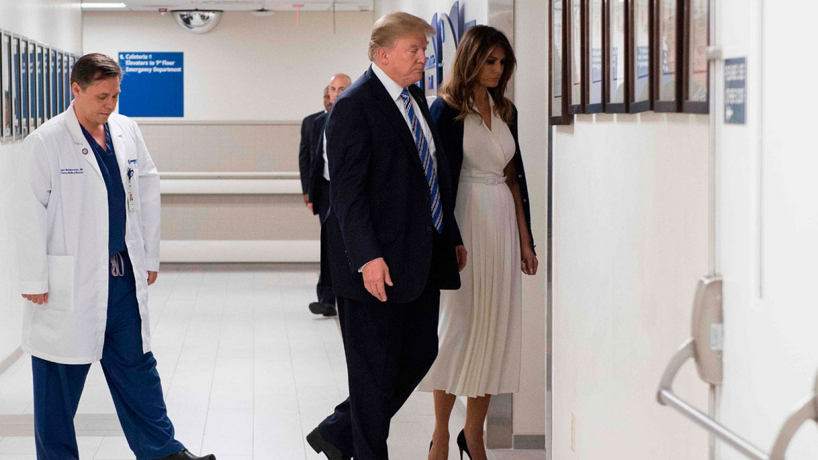 Donald Trump junto a su mujer, Melania, durante su visita al hospital Broward Health North (Florida) el viernes 16 de febrero de 2018.