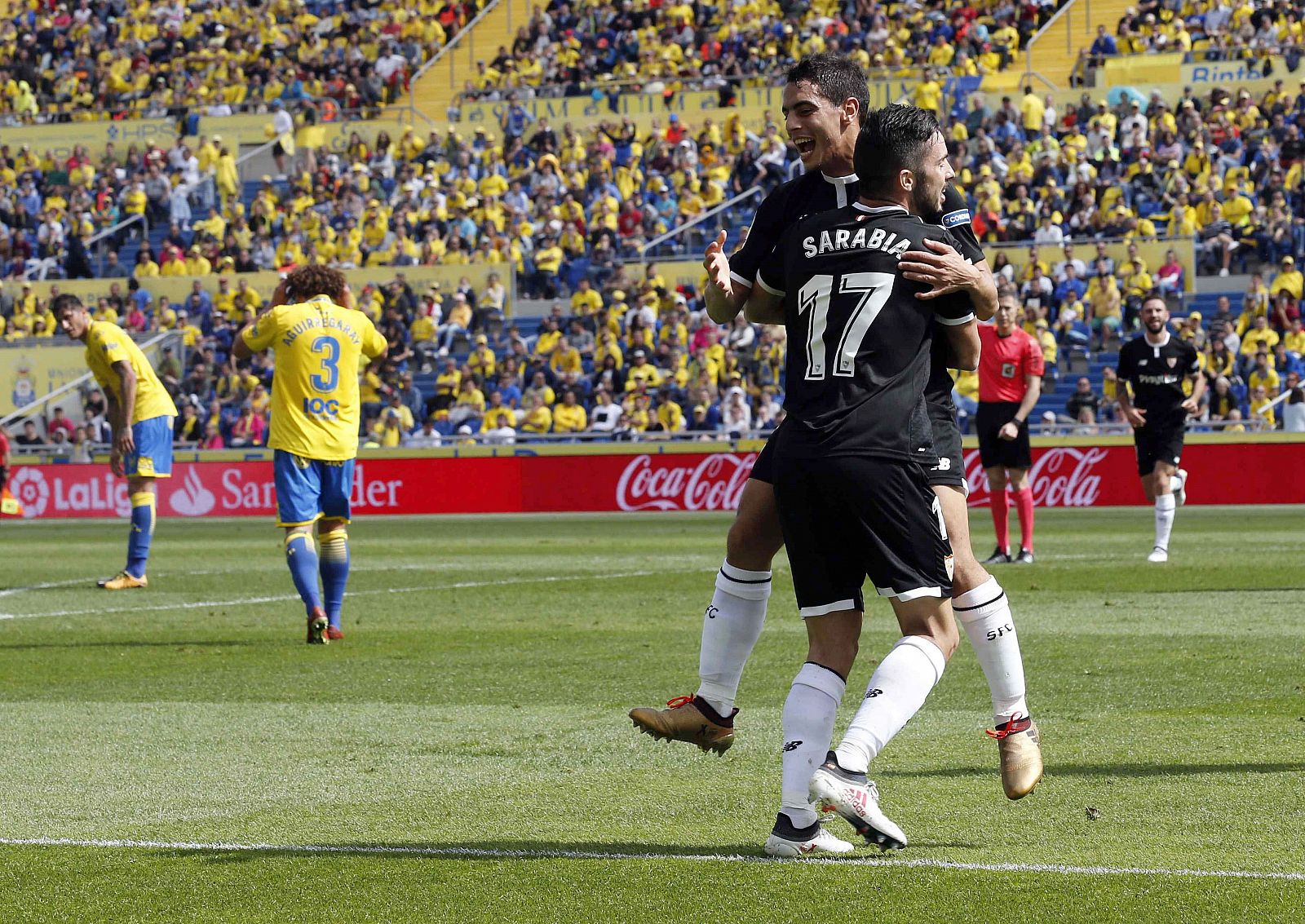 Ben Yedder celebra con Sarabia, tras marcar el primer gol a la UD Las Palmas.