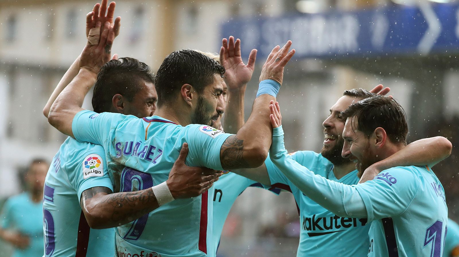 Luis Suárez celebra con sus compañeros, su gol marcado ante el Eibar.