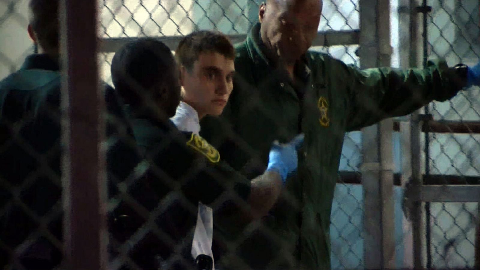 Imagen de Nikolas Cruz entrando en la cárcel del condado de Broward en Ft. Lauderdale, Florida, poco después de ser arrestado.