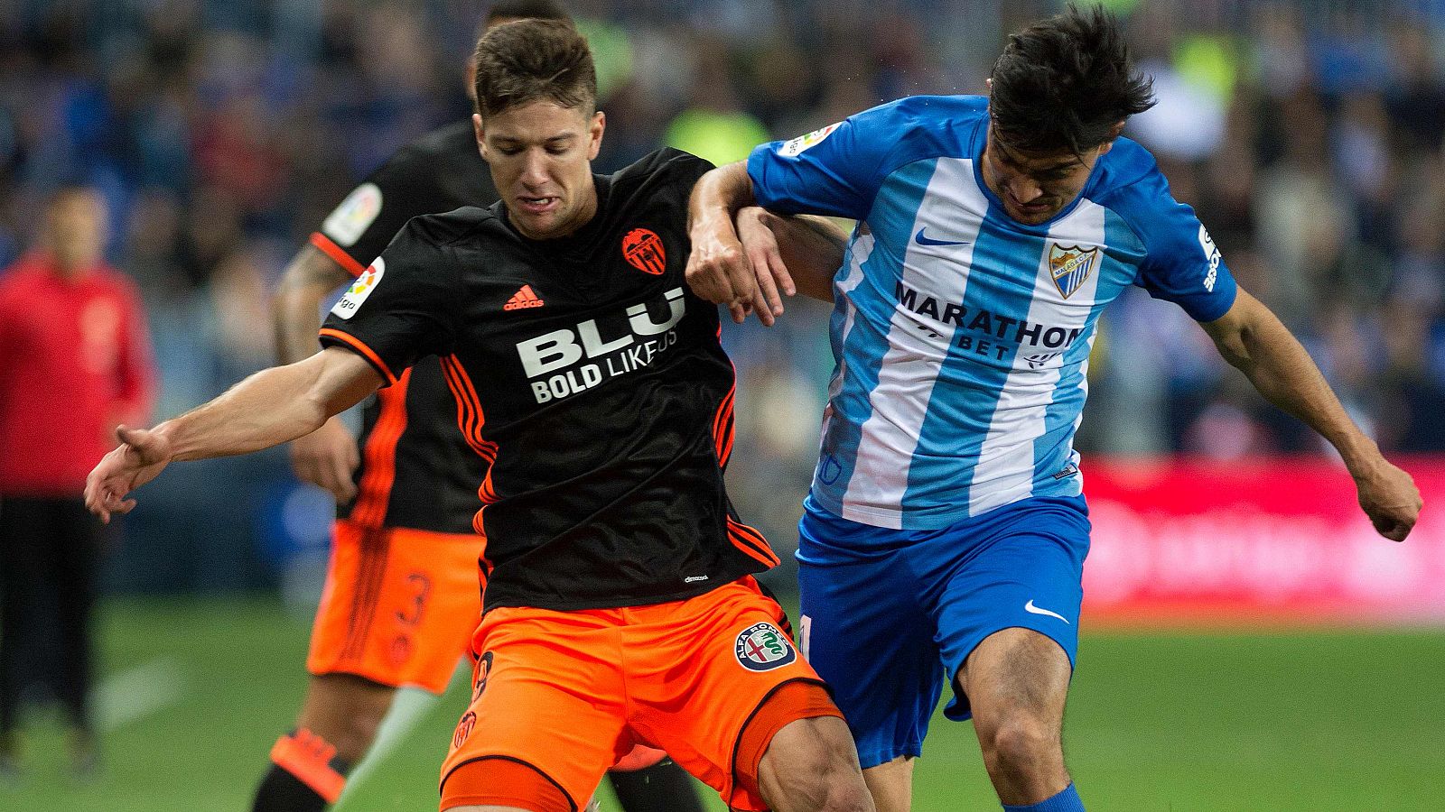 Luciano Vietto, del Valencia, pelea un balón con Gonzalo 'Chory' Castro, del Málaga.