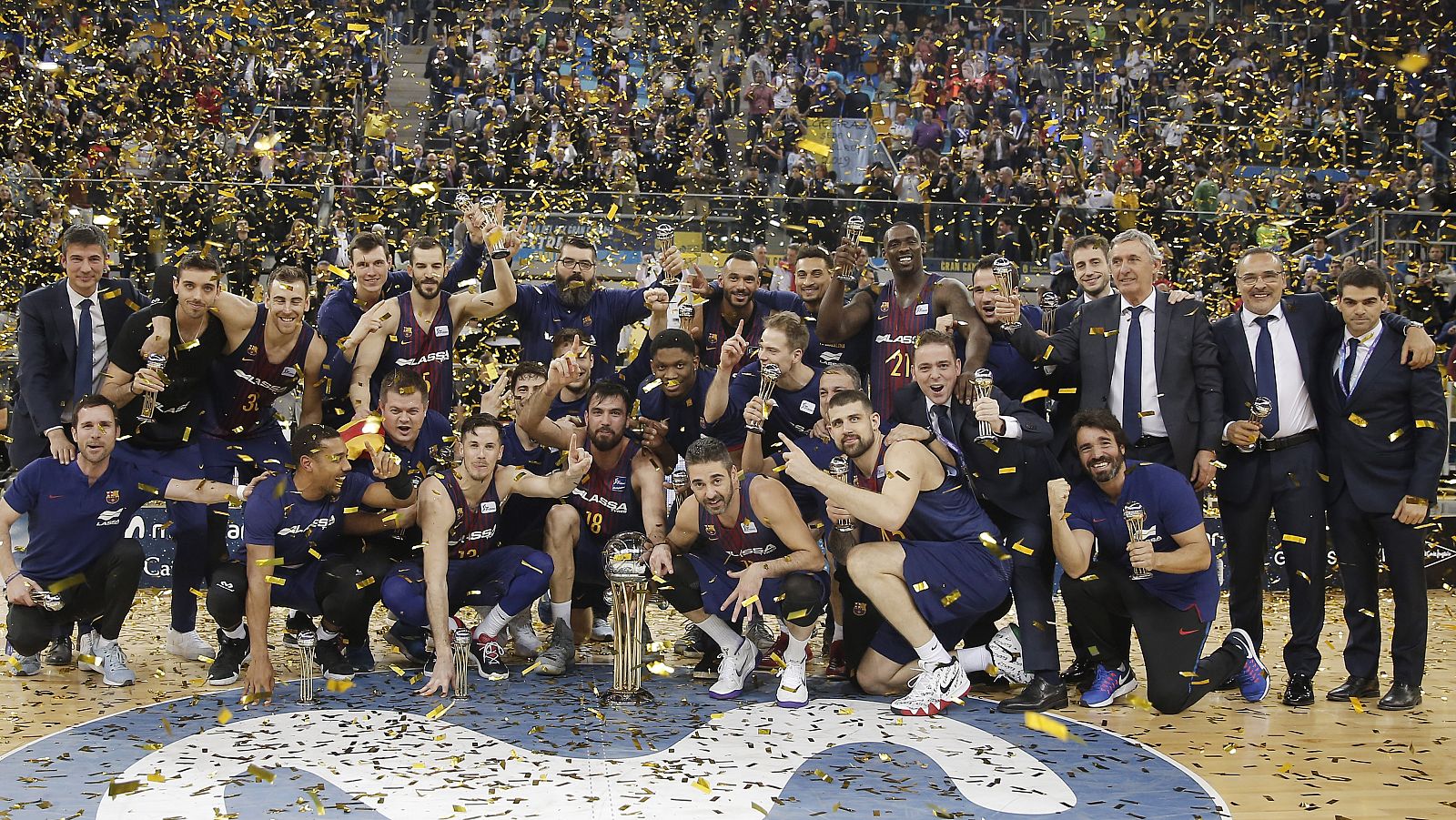 Los jugadores del Barça celebran el título de campeones de Copa 2018