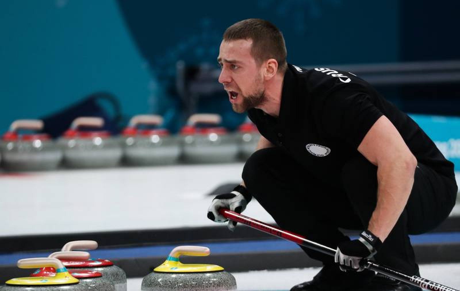 El ruso Aleksandr Krushelnitsky, durante la prueba de dobles mixto de curling en Pyeongchang