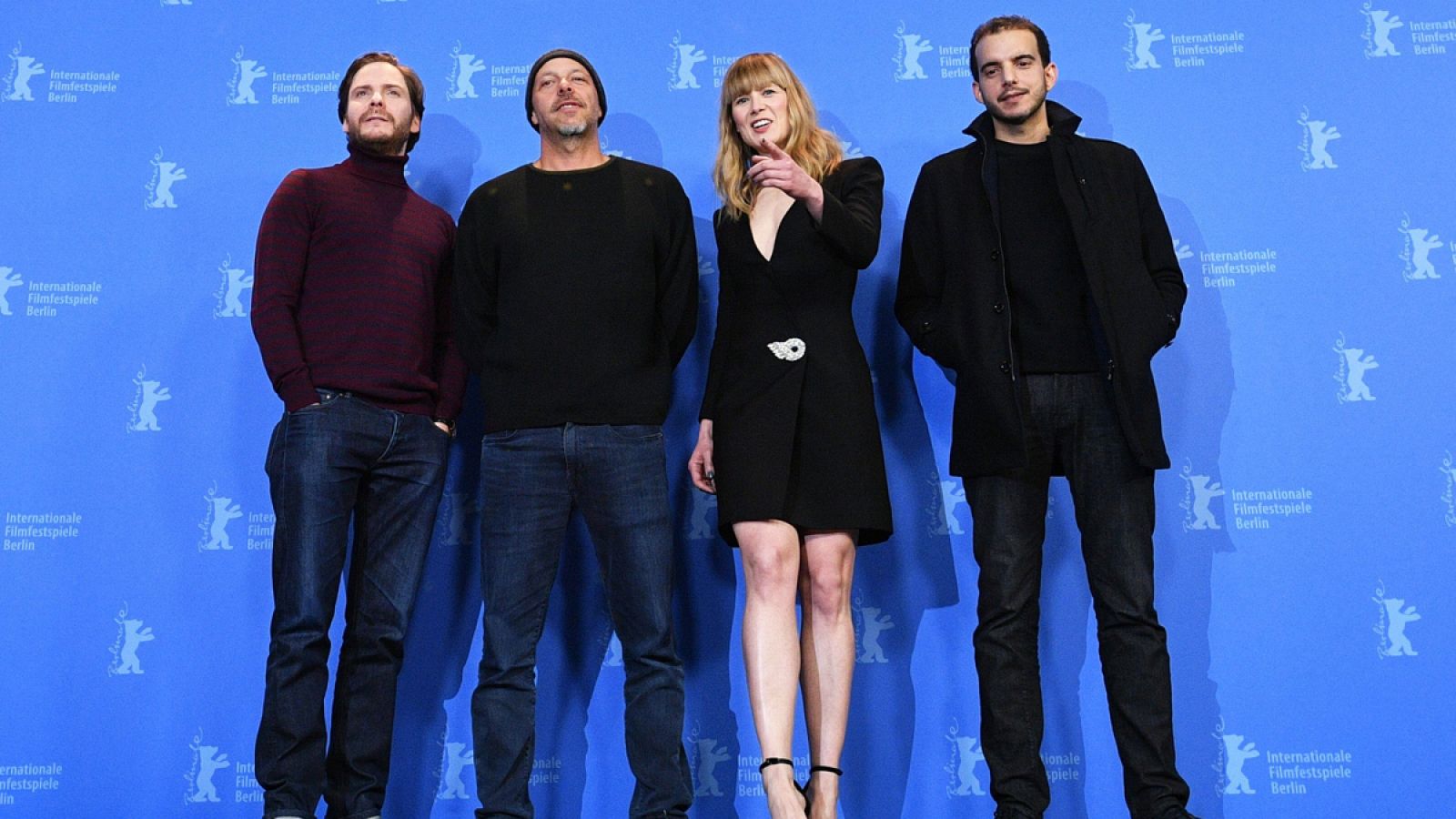 El actor Daniel Brühl, el director José Padilha, la actriz Rosamund Pike y el actor Omar Berdouni, en la presentación de '7 days in Entebbe'.