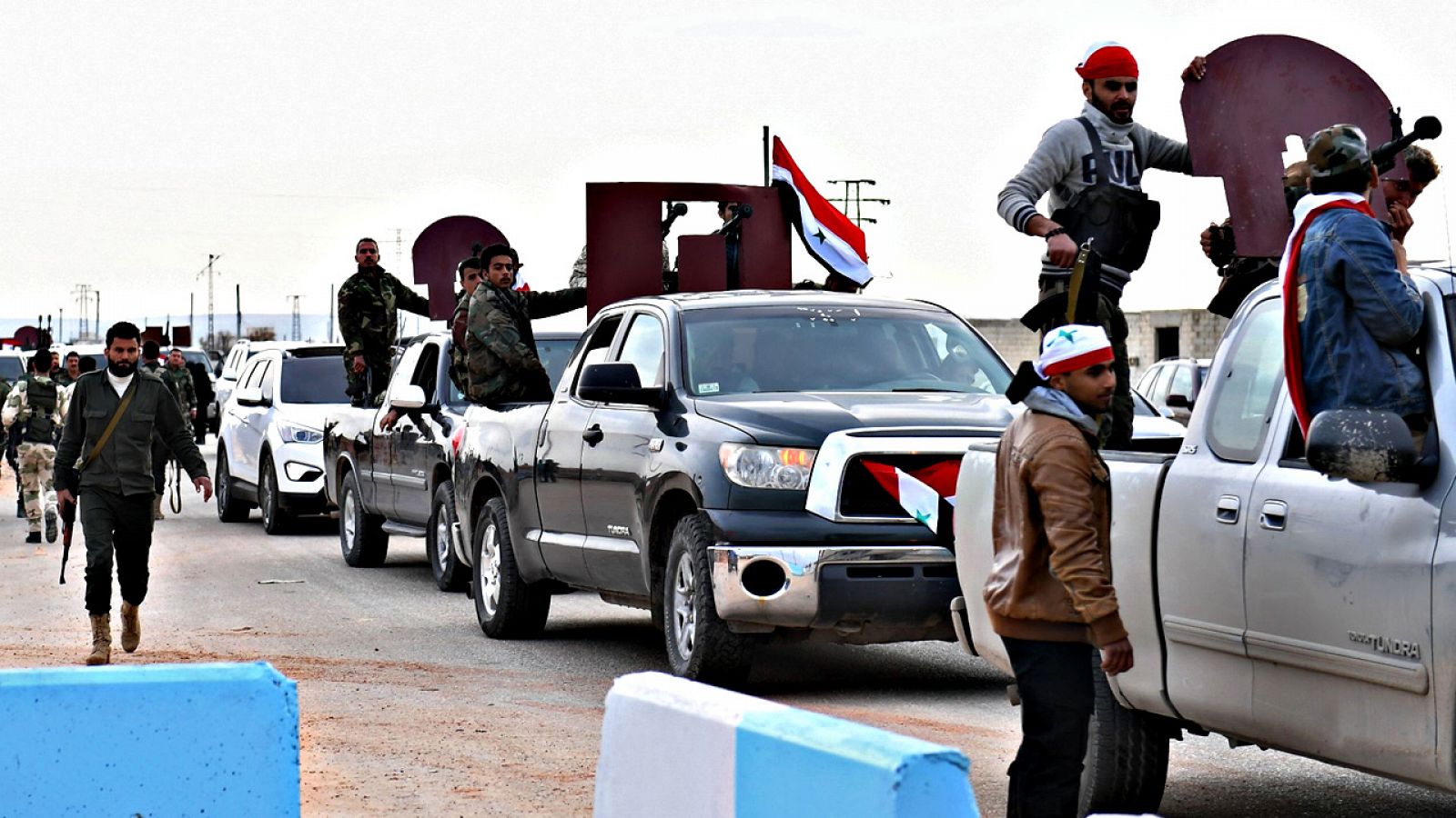 Columna de milicianos leales al Gobierno sirio, en su trayecto hacia Afrín