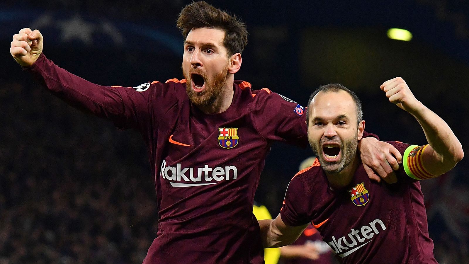 Messi (i) e Iniesta (d) celebran el gol del primero en Stamford Bridge.