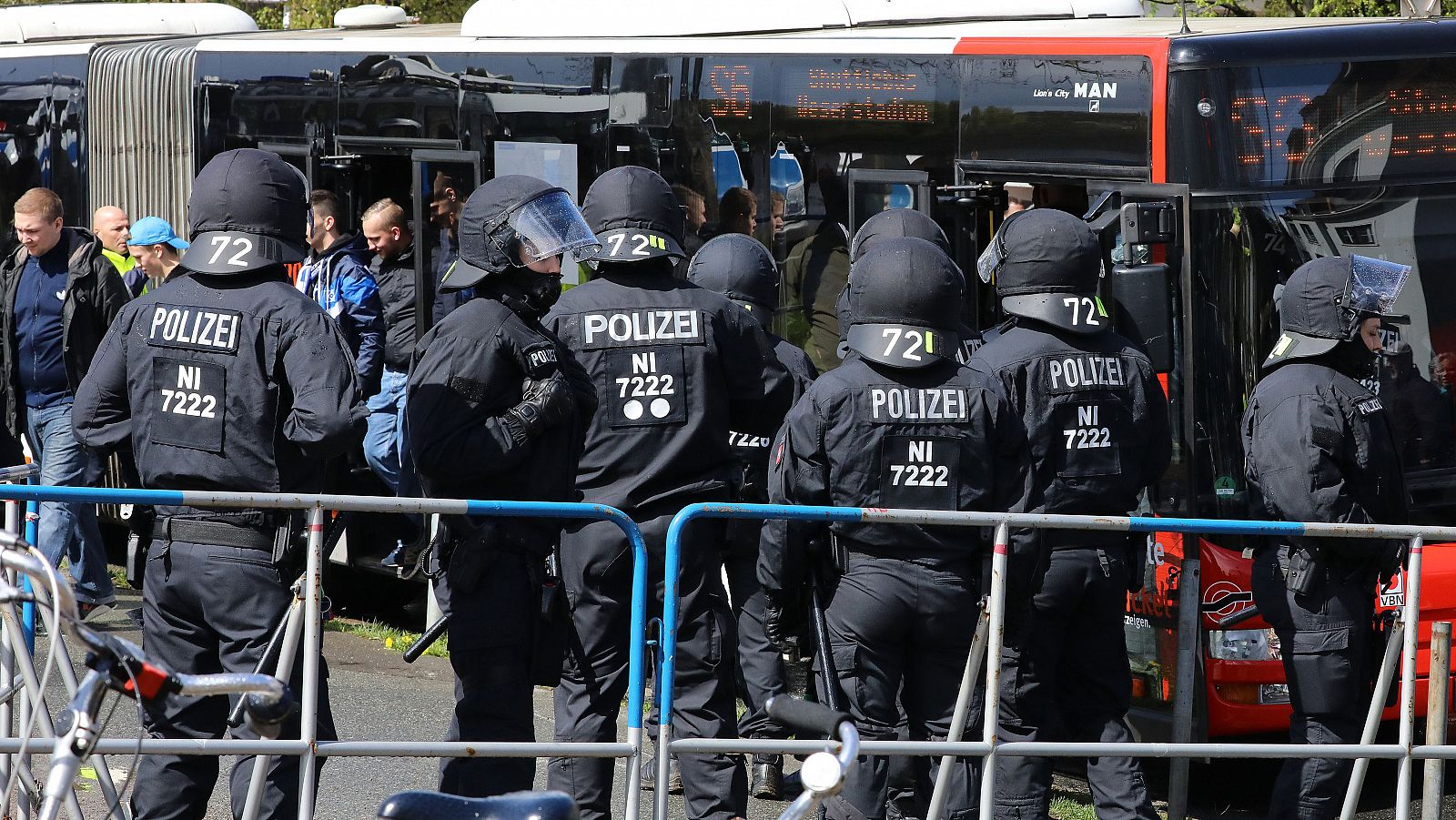 Policías alemanes controlan la llegada de seguidores del Hamburgo a un partido contra el Werder Bremen.