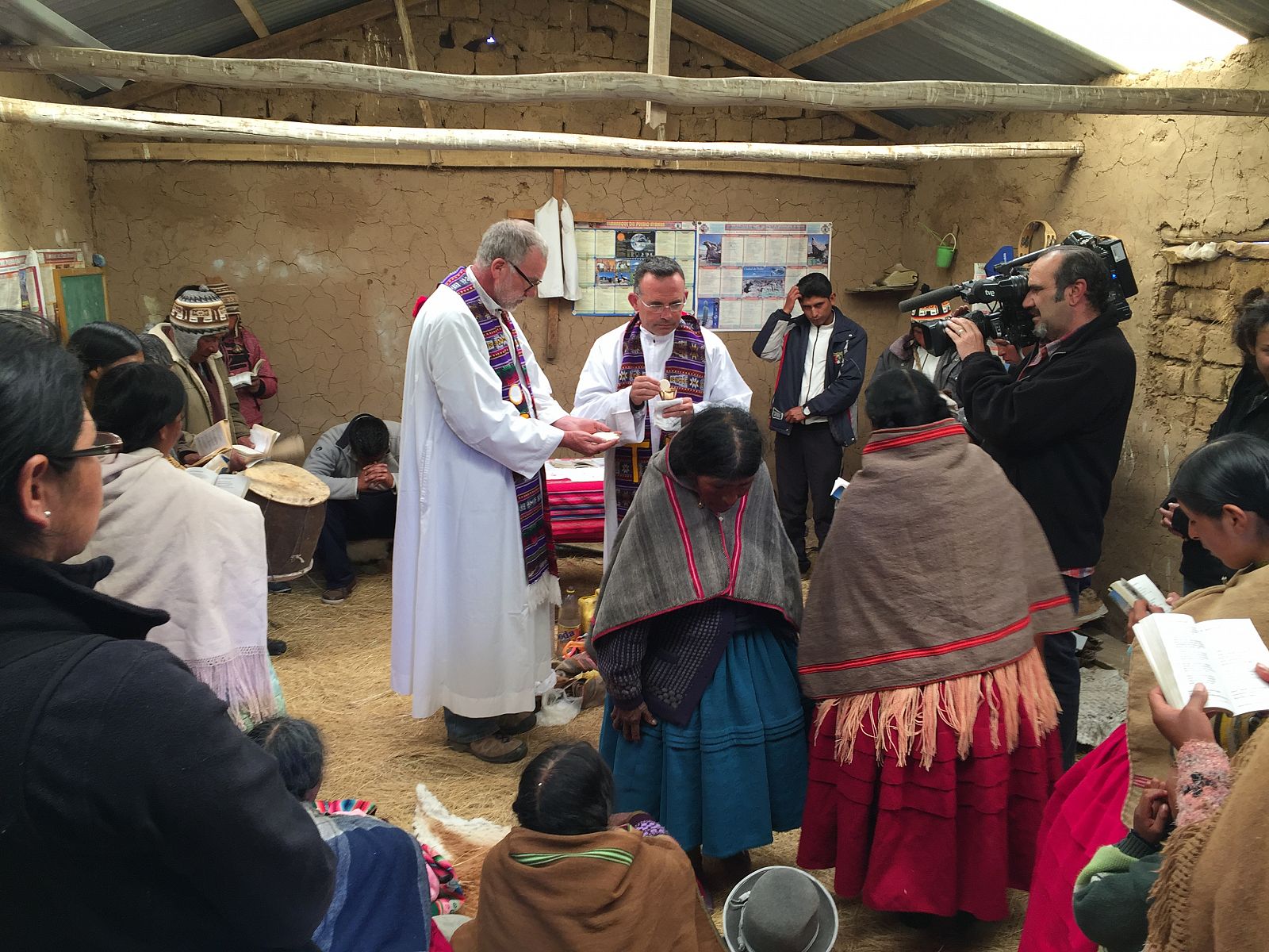 Los misioneros paúles Diego Plá (España) y Aidan Rooney (Estados Unidos) celebrando una eucaristía a más de 5.000 metros de altitud, con el pueblo aymara de Bolivia.