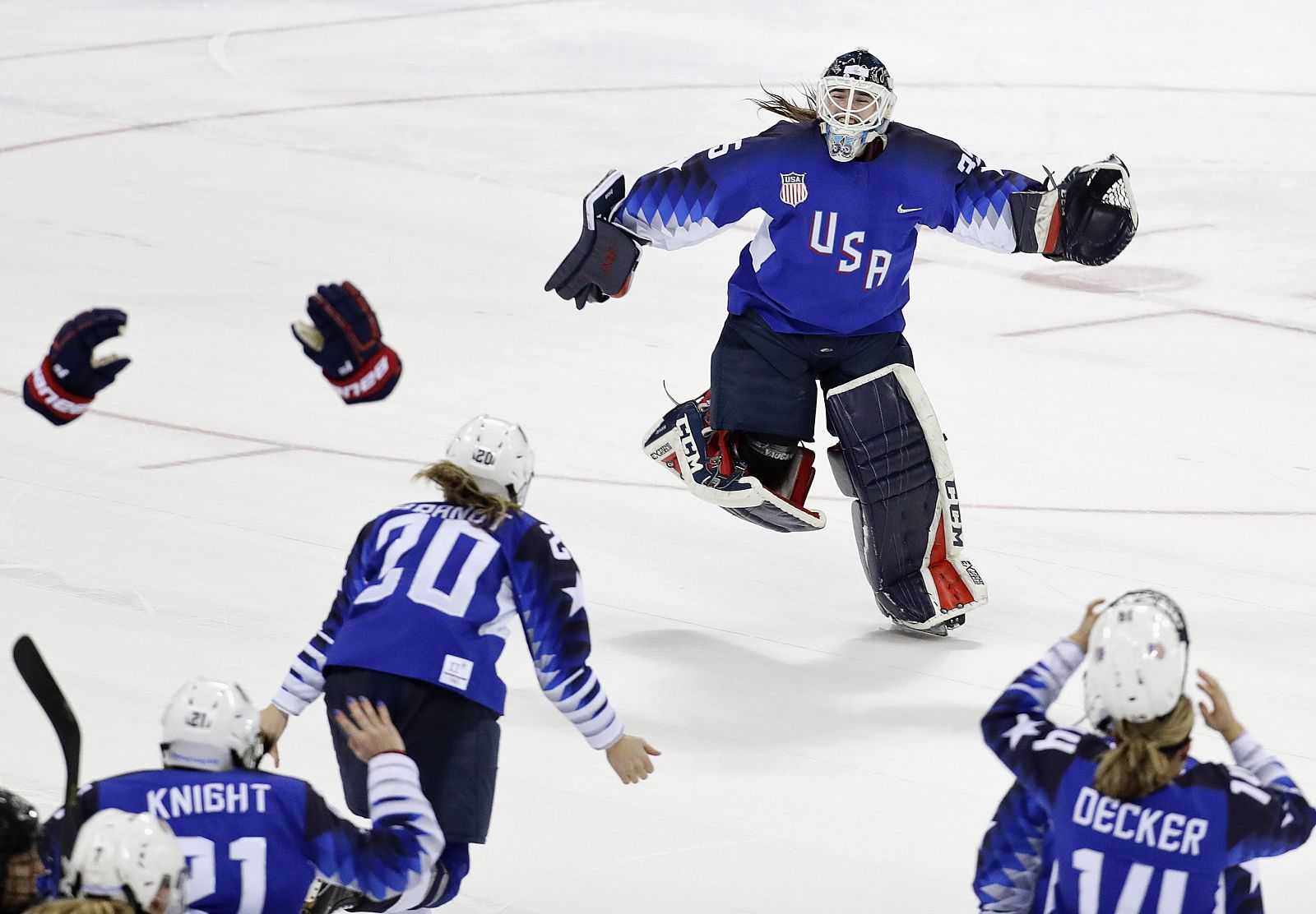 La portera estadounidense Madeline Rooney celebra la victoria con sus compañeras tras su decisiva parada en la final de Pyeongchang.