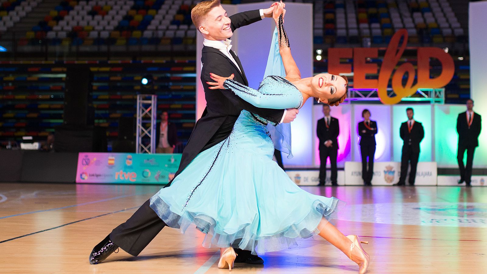 Una pareja baila en el Campeonato de España Standard