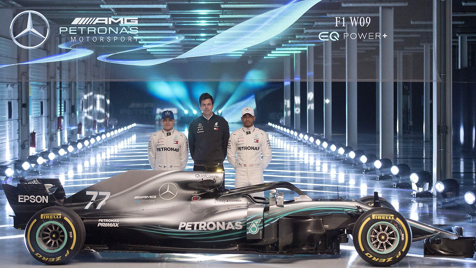 El equipo Mercedes, con el piloto Valteri Bottas, el director Toto Wolf y el piloto Lewis Hamilton, en la presentación.