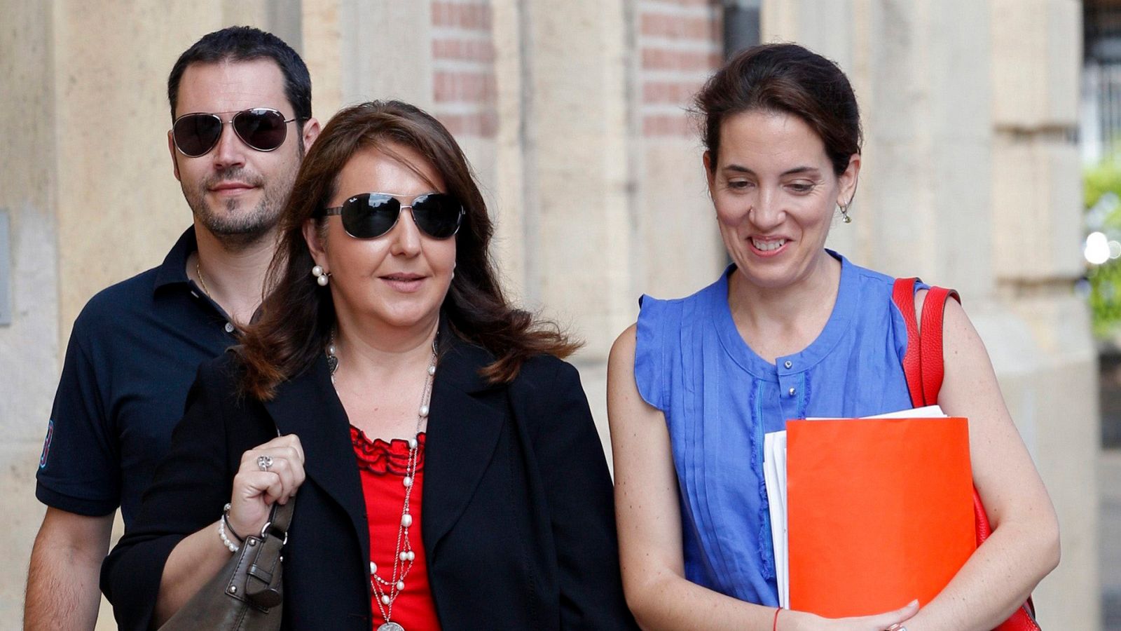 La ex secretaria general del PP de la Comunitat Valenciana, Adela Pedrosa, en el centro, llega al TSJ en una imagen de archivo