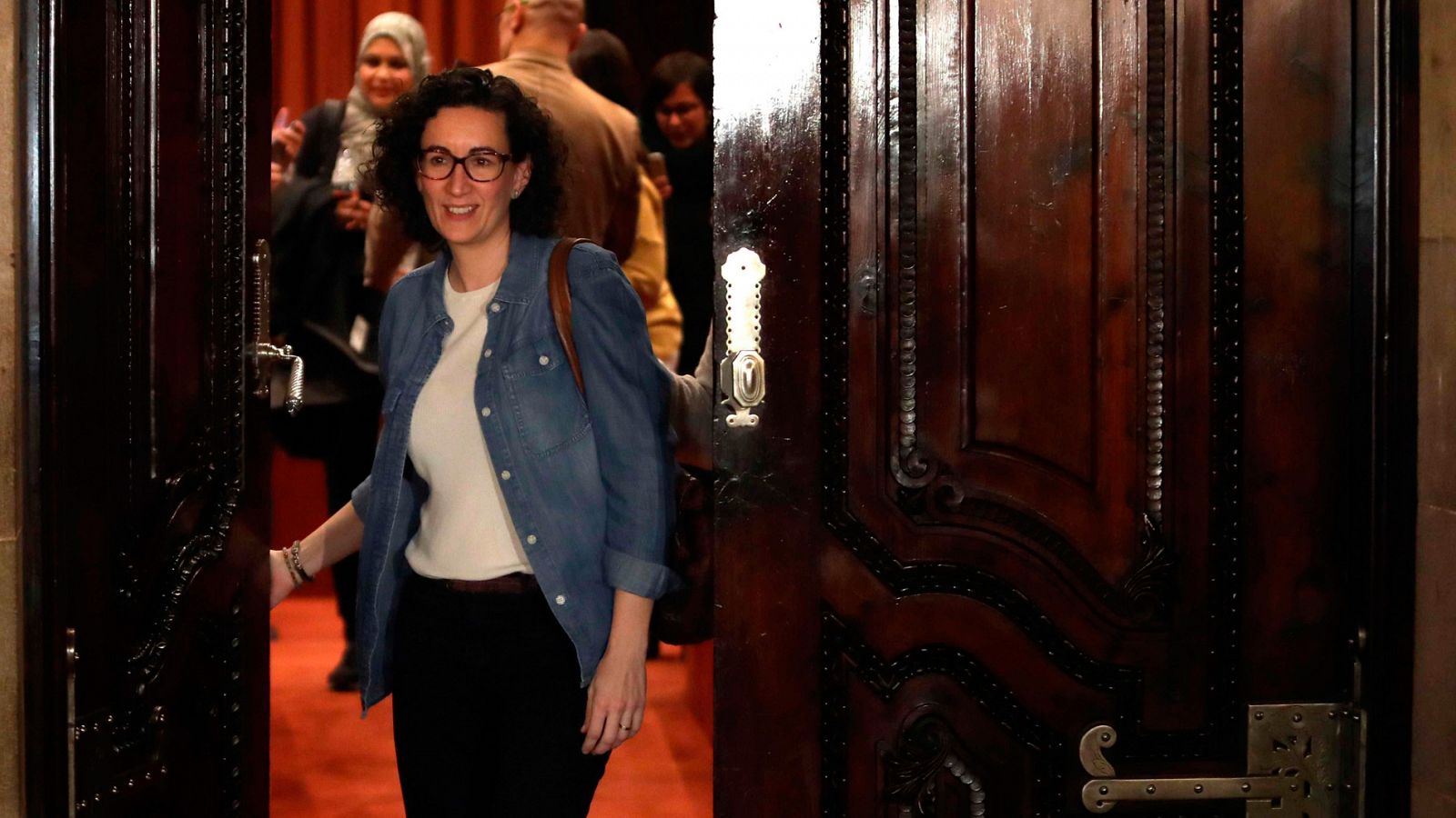 La líder de ERC, Marta Rovira, sale de la reunión que su grupo parlamentario ha convocado después de la reunión semanal de la Mesa