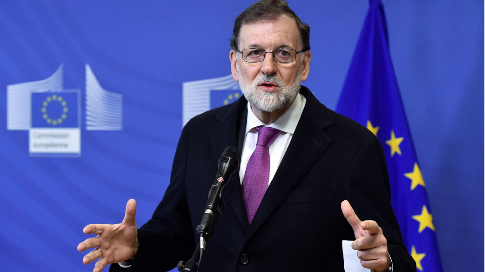 El presidente del Gobierno, Mariano Rajoy, durante una rueda de prensa en la conferencia sobre el Sahel que se celebra en Bruselas