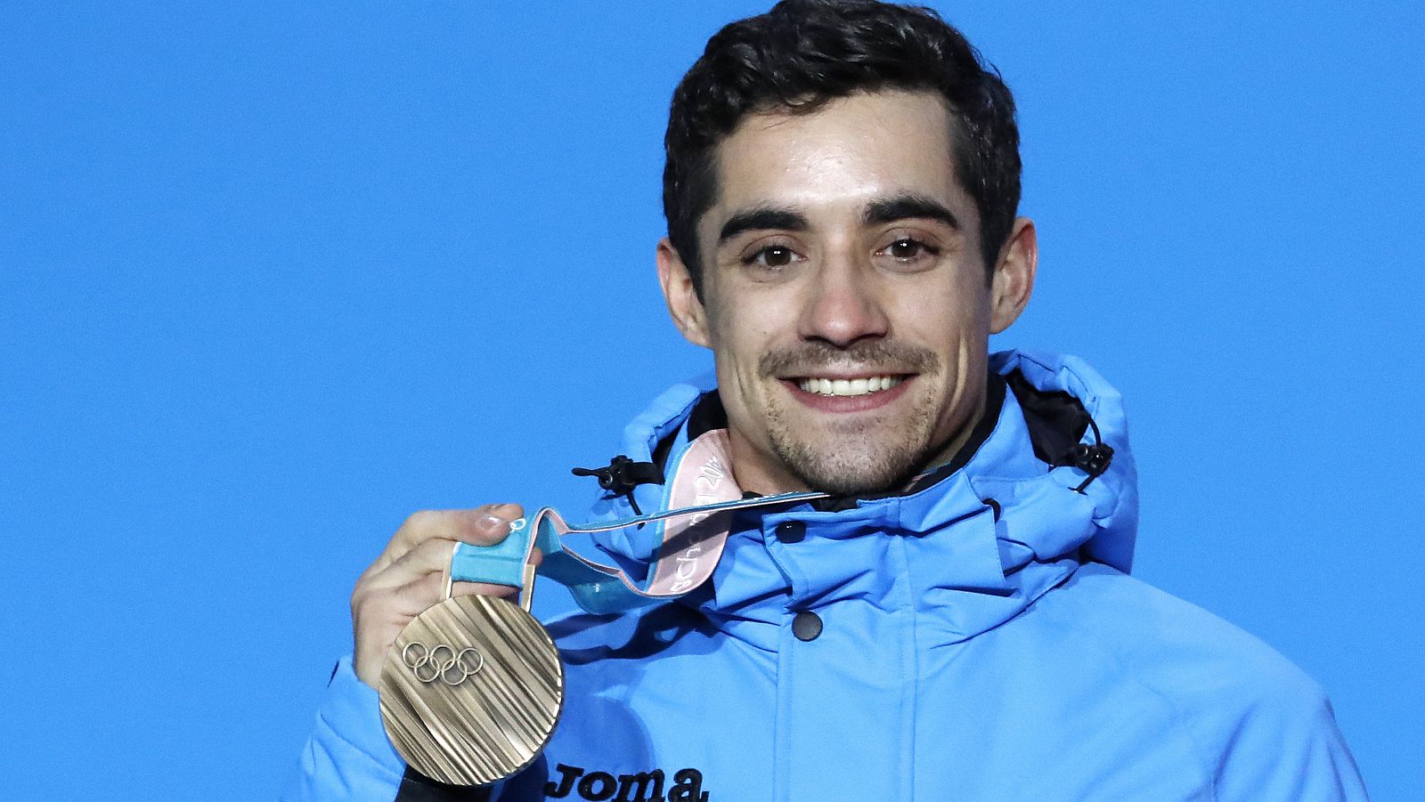 Javier Fernández posa con su bronce en Pyeongchang.