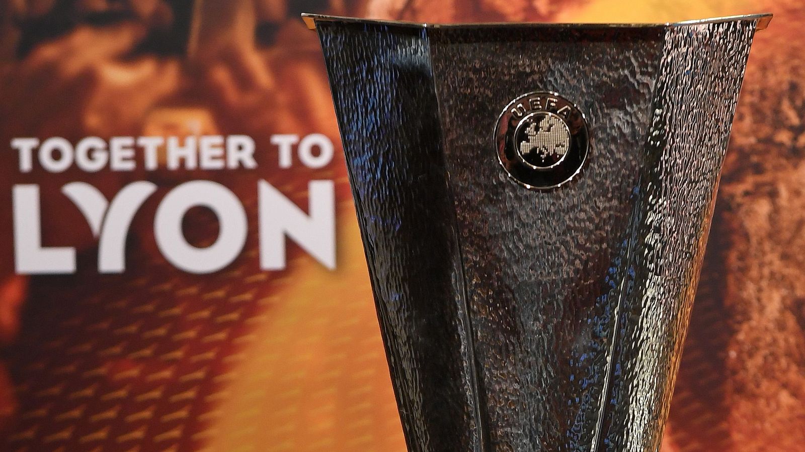 El trofeo ha estado presente en el sorteo de la Europa League