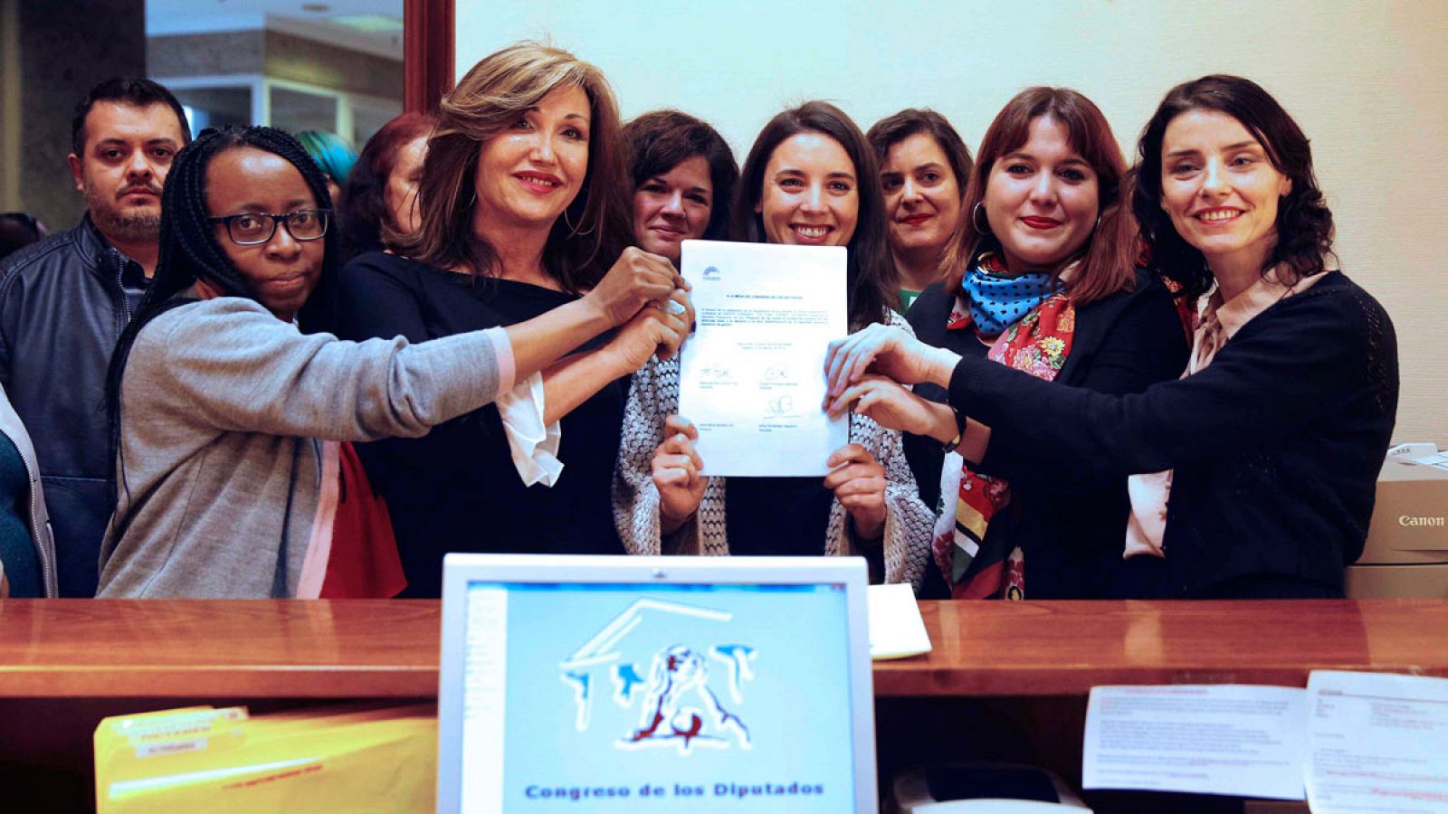 Miembros del Grupo Parlamentario Unidos Podemos-En Comú Podem-En Marea presenta la Proposición de ley sobre transexualidad