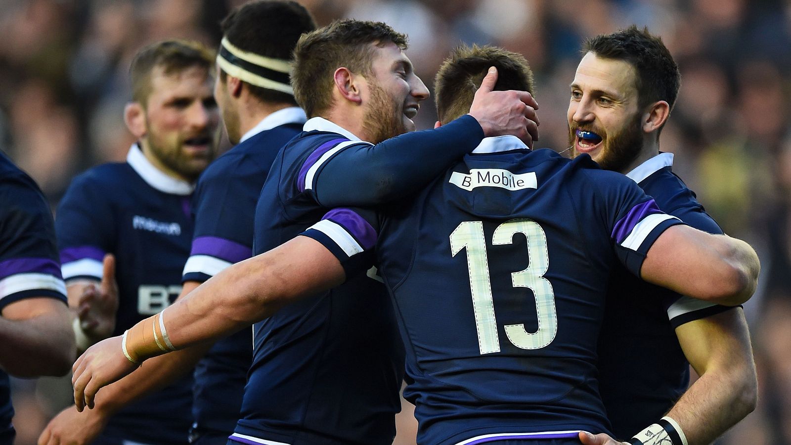 Los jugadores de Escocia celebran el ensayo de su central Huw Jones.