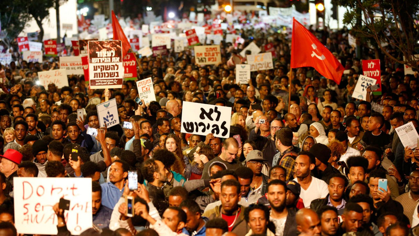 Imagen de la manifestación contra la deportación de solicitantes de asilo africanos en Tel Aviv, Israel, el 24 de febrero de 2018.