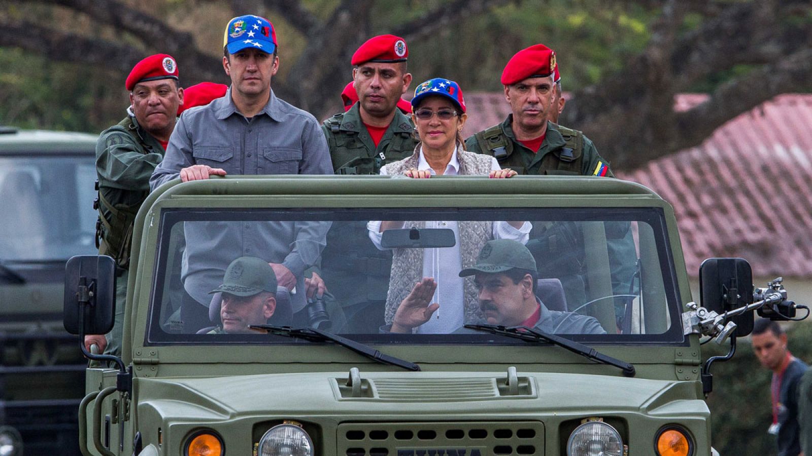 El presidente de Venezuela, Nicolás Maduro (d-abajo), conduciendo un vehículo a su llegada a los ejercicios militares de la Fuerza Armada Nacional Bolivariana (FANB) el sábado 24 de febrero de 2018.