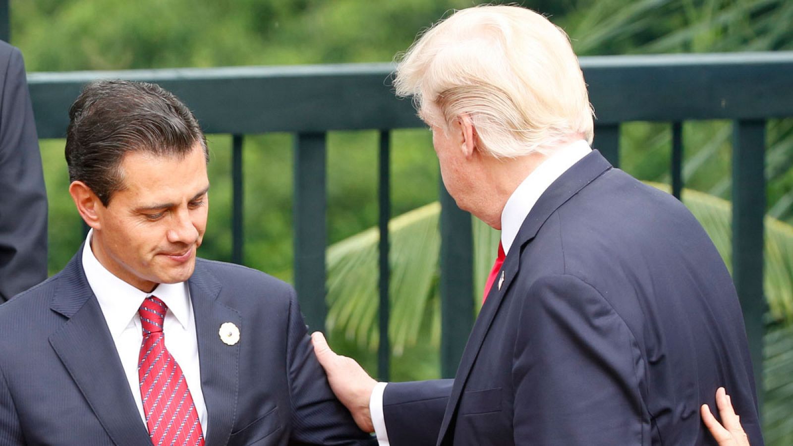 Imagen de noviembre de 2017 en la que se ve a Peña Nieto (i)  y Donald Trump (d) saludándose en el marco de la cumpre de la APEC.