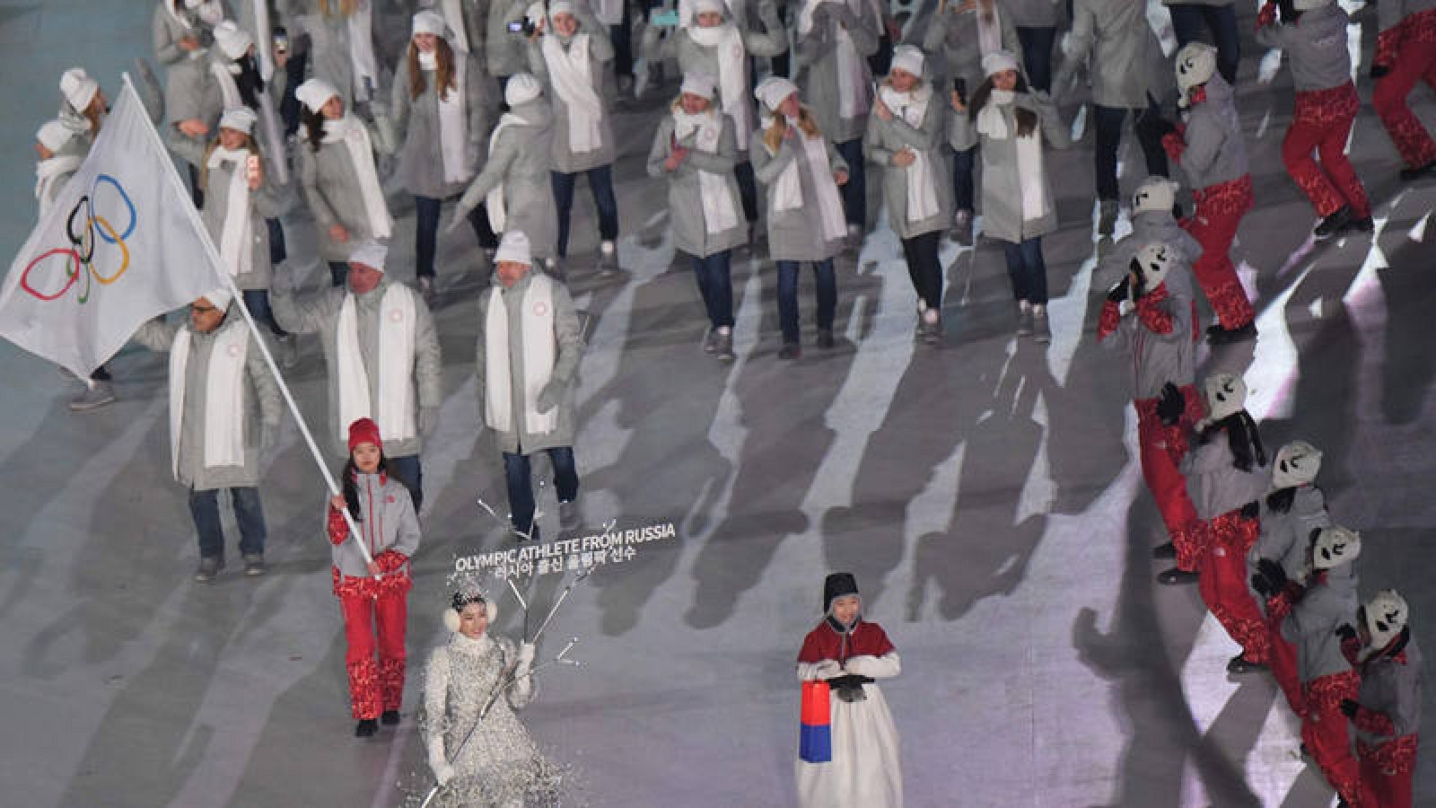La delegación rusa desfilando durante la ceremonia de apertura de Pyeongchang 2018.