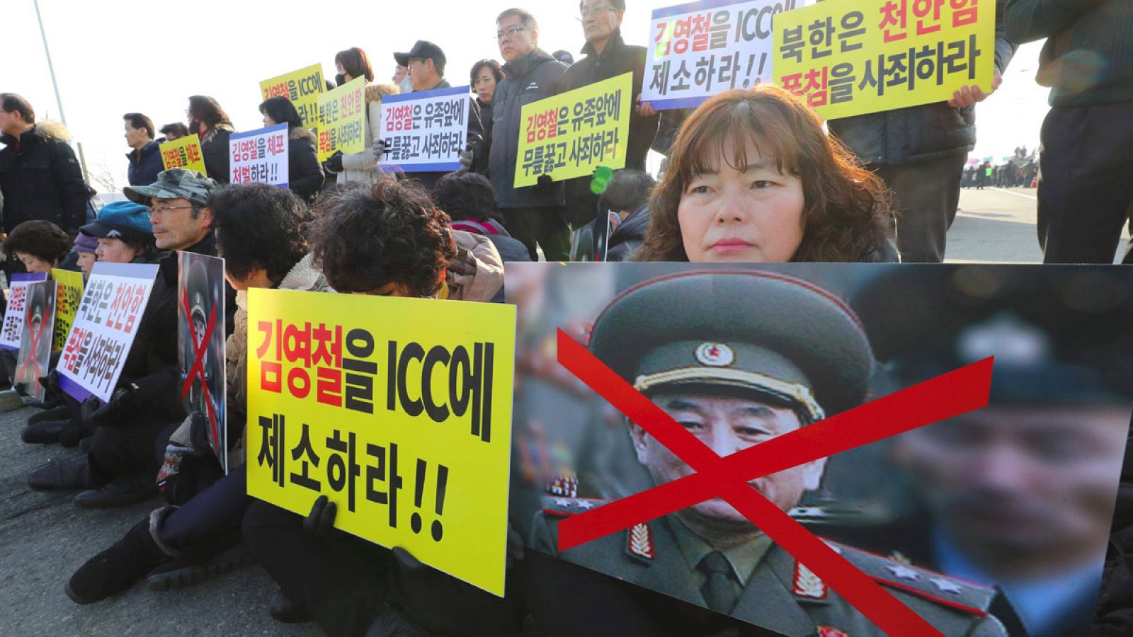 Imagen de las protestas a la llegada de la delegación norcoreana que asistirá a la clausura de Pyeongchang 2018.