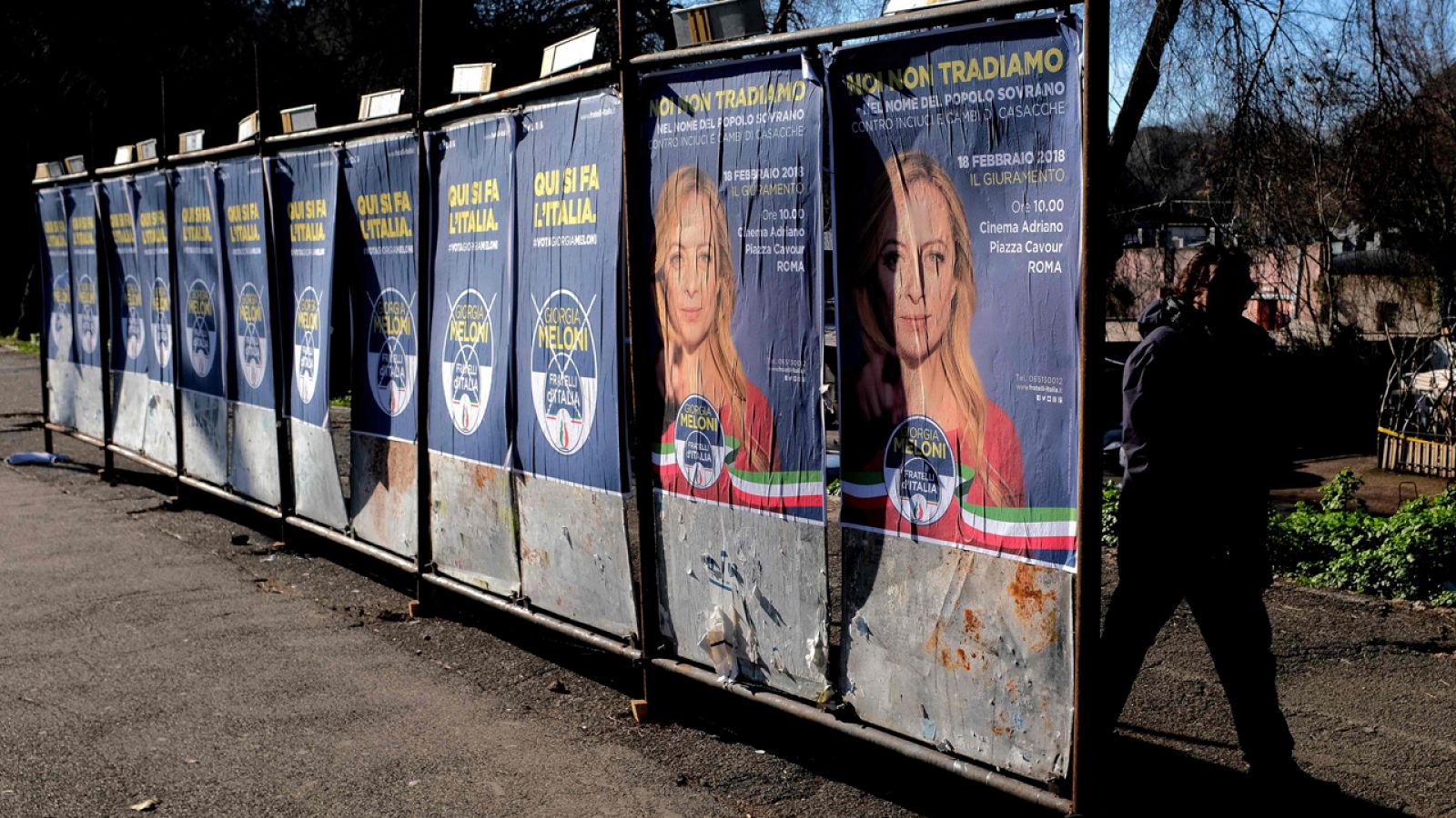 Un hombre pasea frente a los carteles electorales en Roma