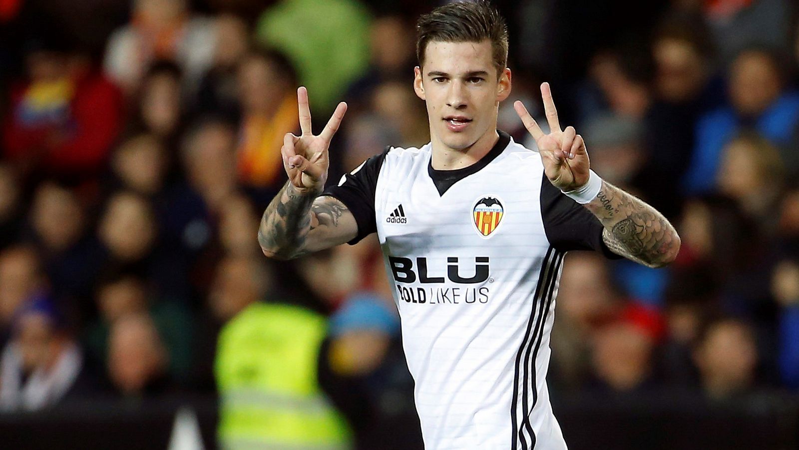 Santi Mina, del Valencia, celebra uno de sus dos goles ante la Real.