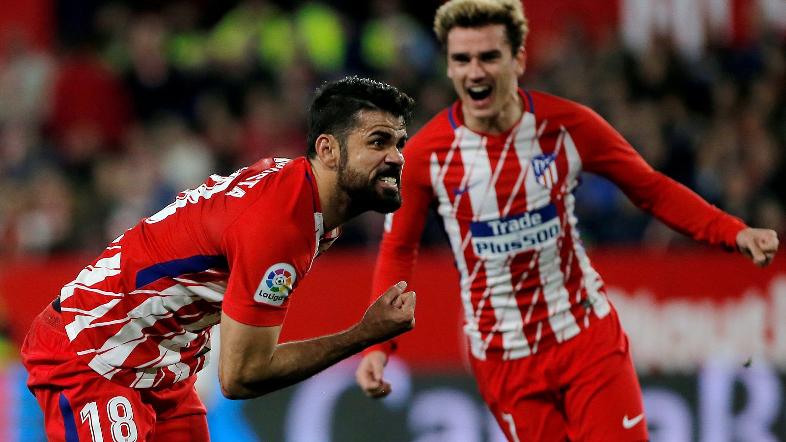 Diego Costa celebra el primer gol del Atlético con su compañero Griezmann de fondo.
