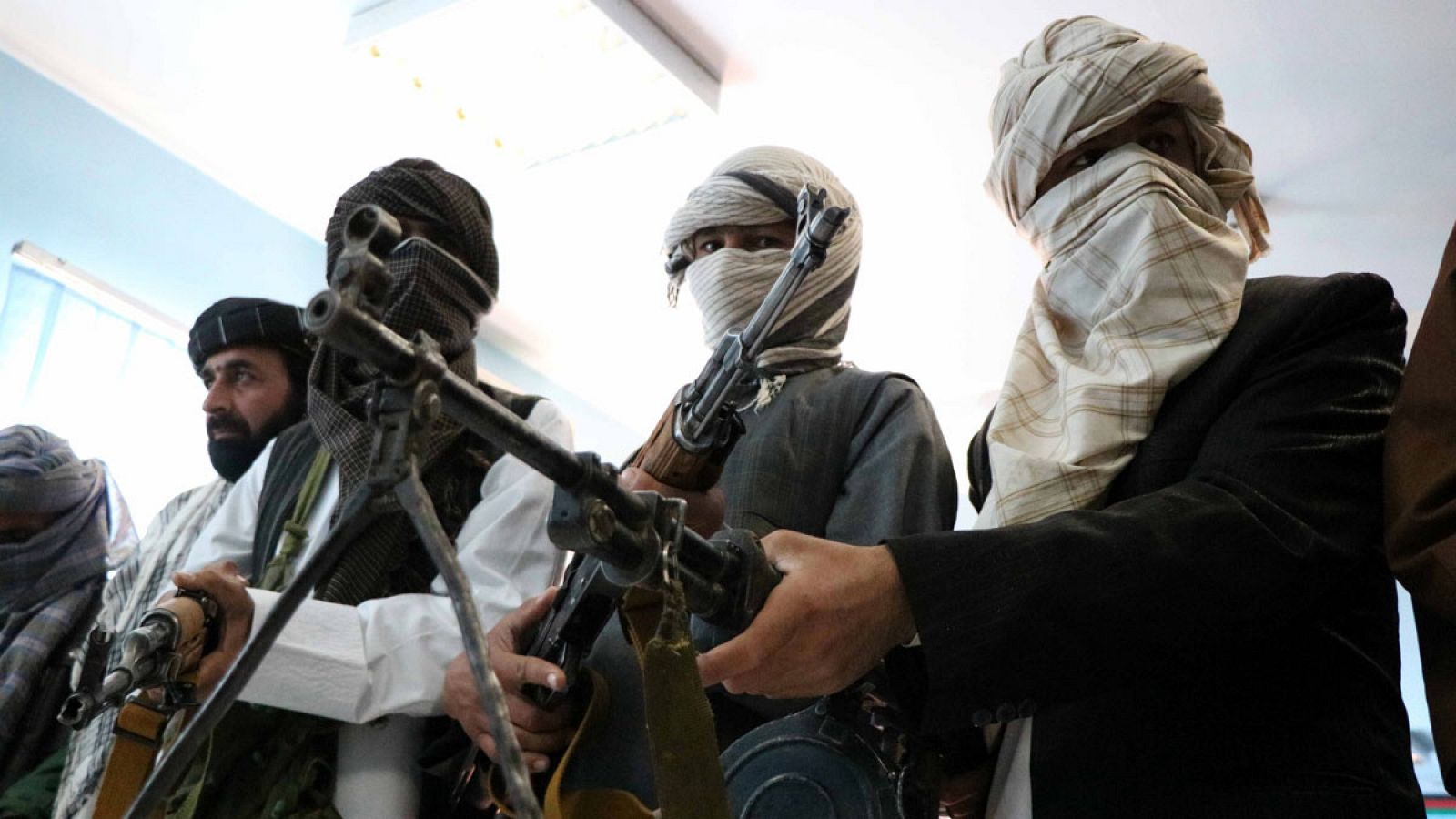 Exmiembros de los talibanes entregan sus armas durante una ceremonia de reconciliación en Herat (Afganistán)