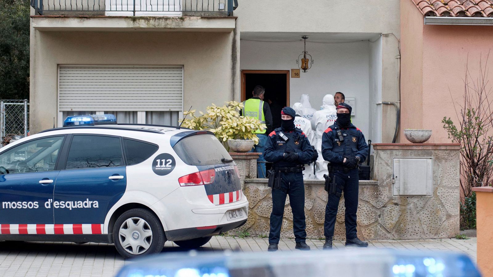 Registro policial llevado a cabo en la localidad de Anglés (Girona), en la vivienda del presunto autor del doble crimen del pantano de Susqueda