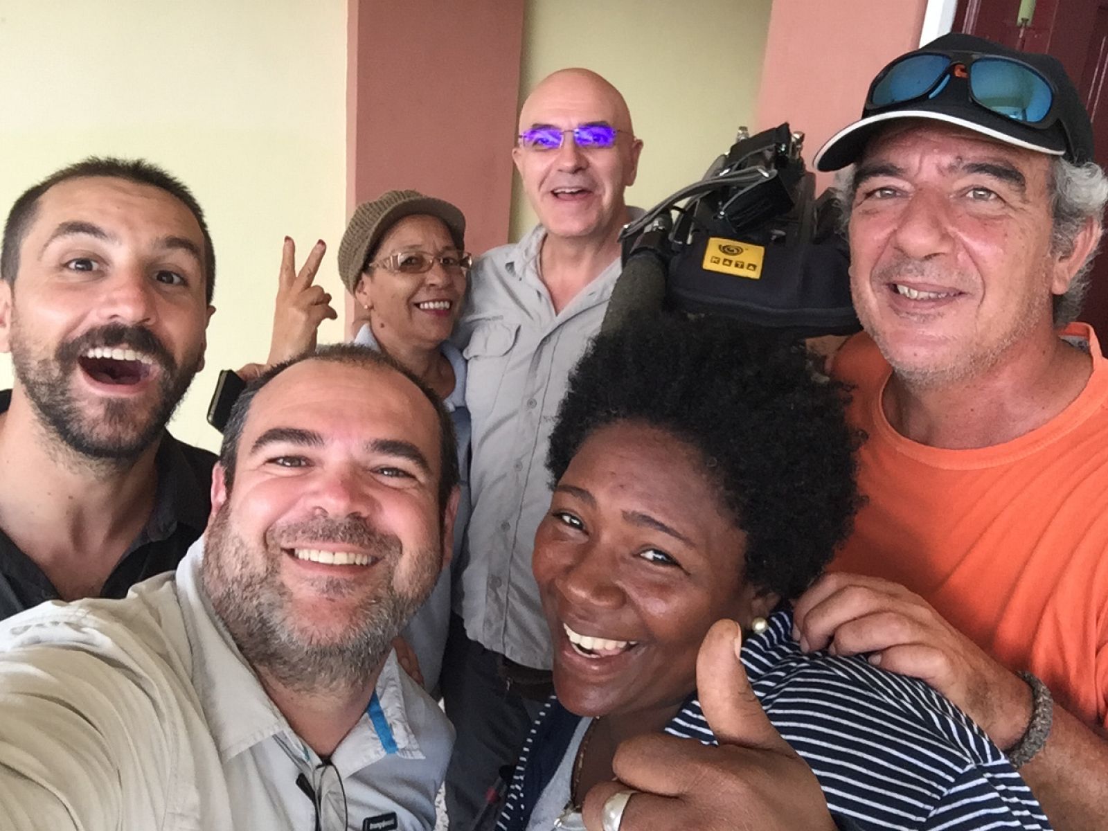 El equipo de Pueblo de Dios con Joselín Pérez y Digna Jiménez, dos de las mujeres que aparecen en el reportaje sobre el centro Nuestra Esperanza de las Oblatas en República Dominicana.