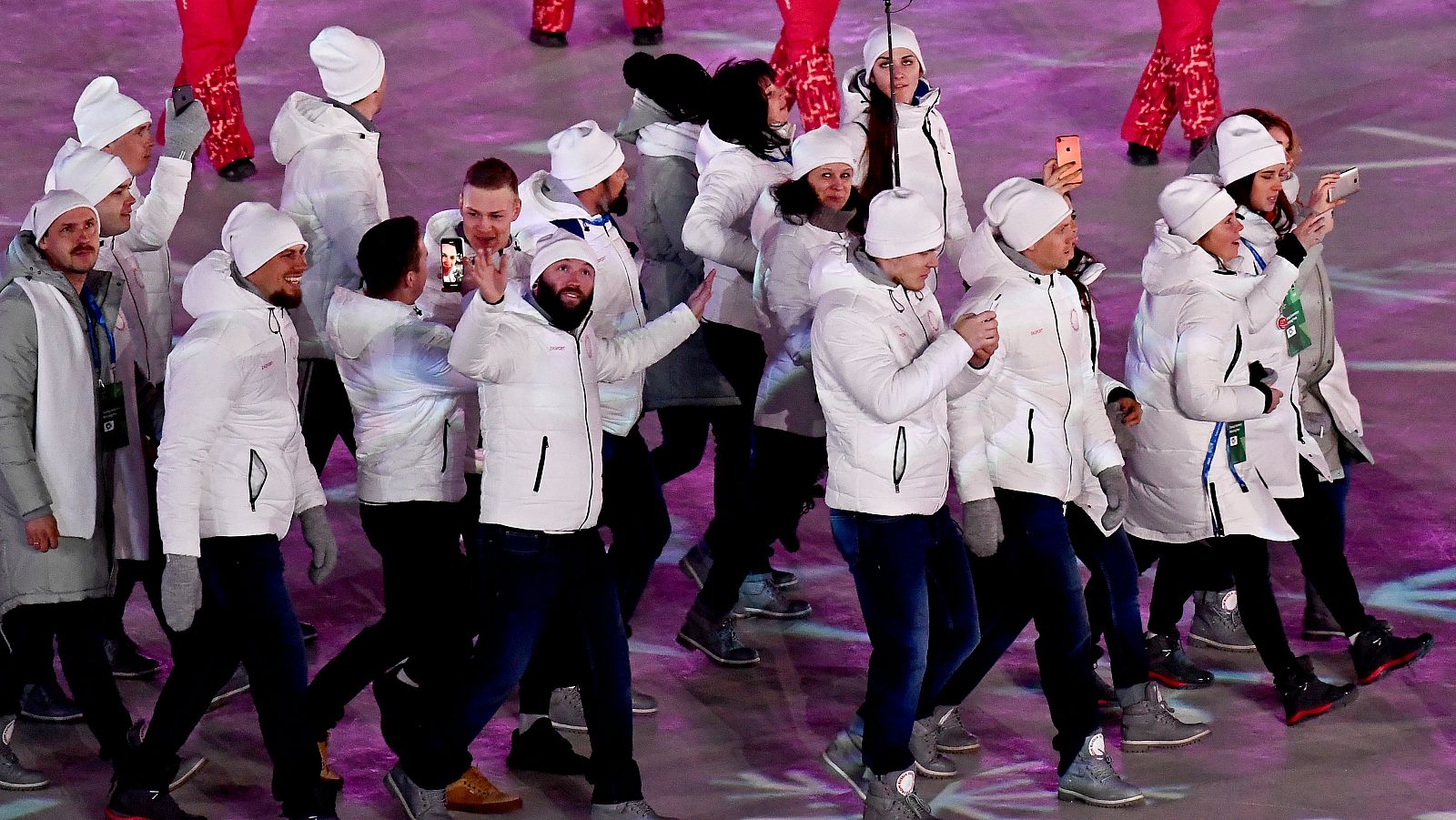 Los atletas rusos desfilan bajo bandera neutral en la clausura de Pyeongchang 2018.